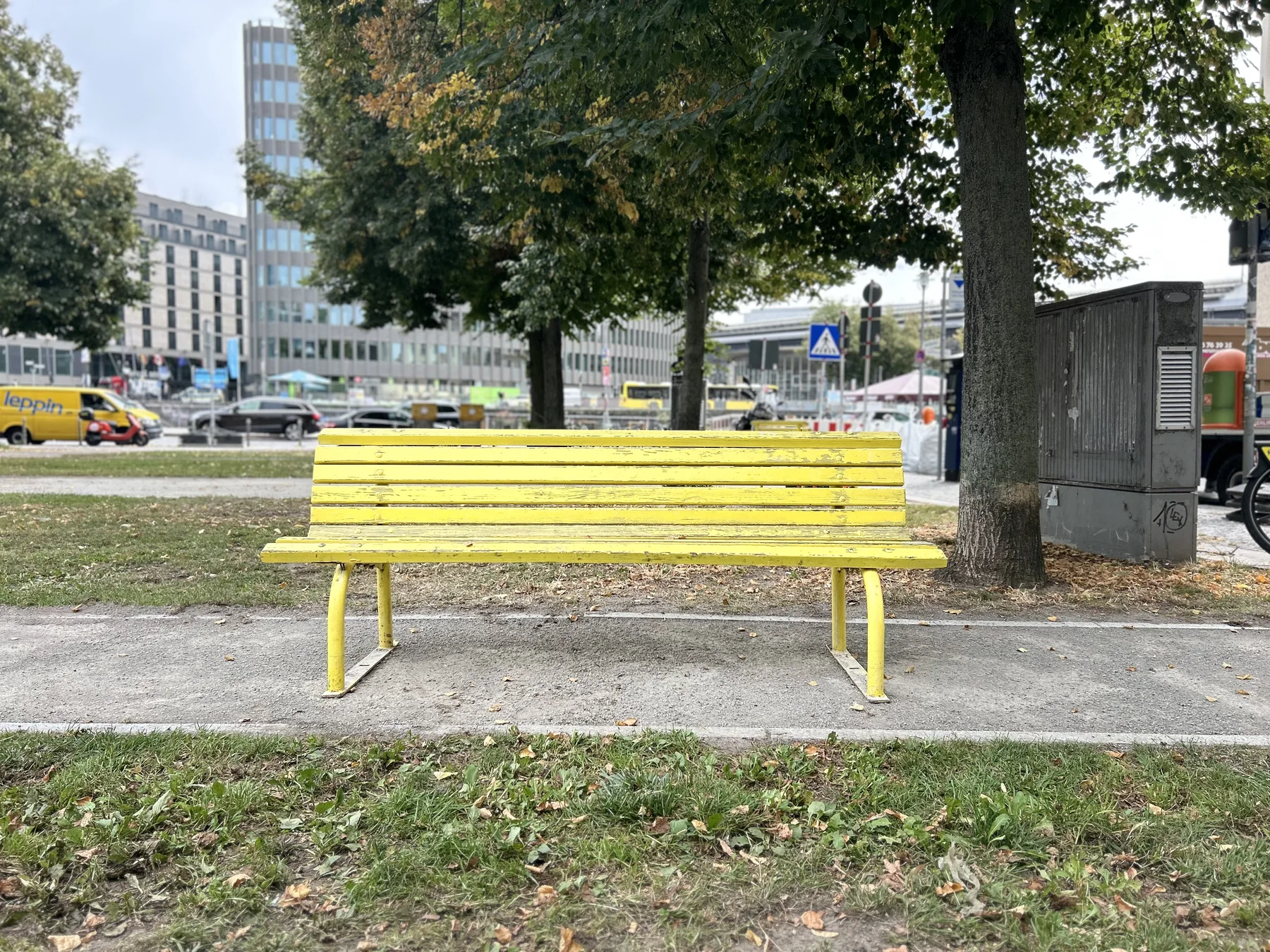 Gelbe Bank am Bertolt-Brecht-Platz